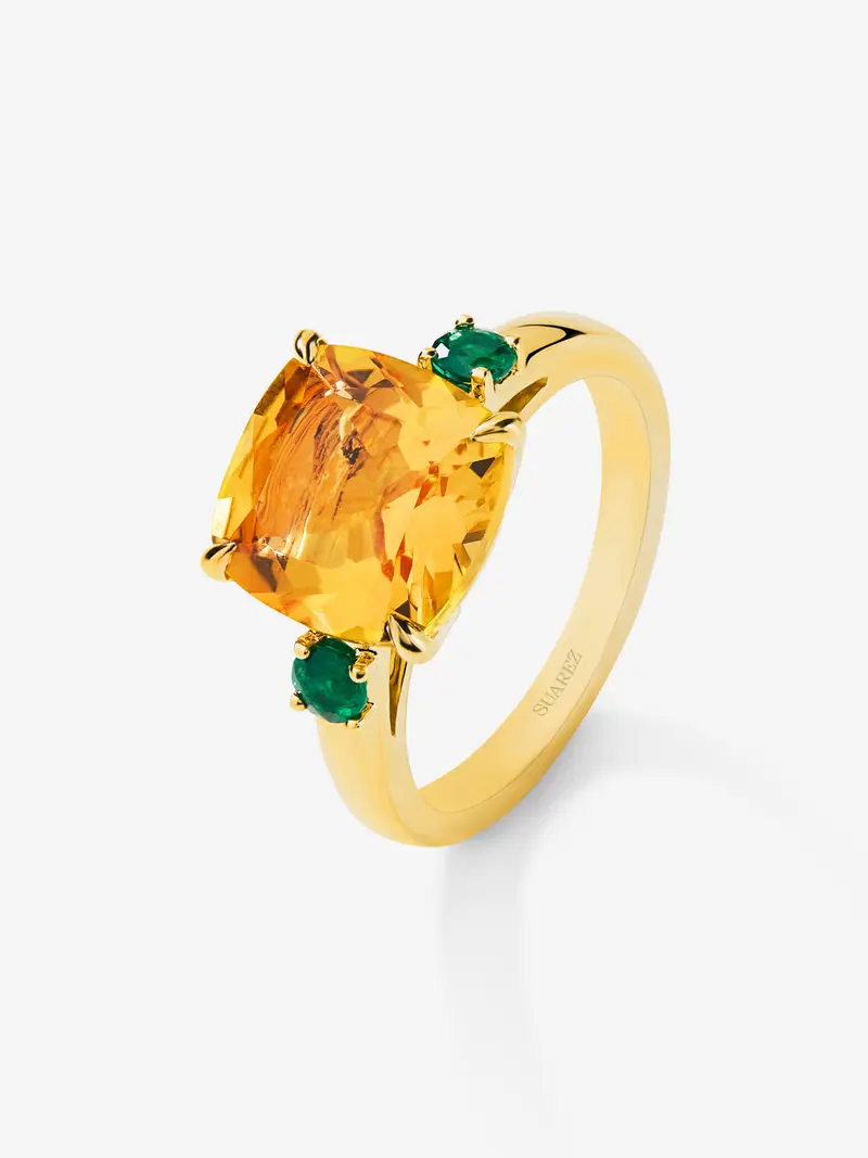 Anillo tresillo de oro amarillo de 18K con cuarzo citrino en talla cushion de 3,55 cts y esmeraldas verdes en talla brillante de 0,25 cts