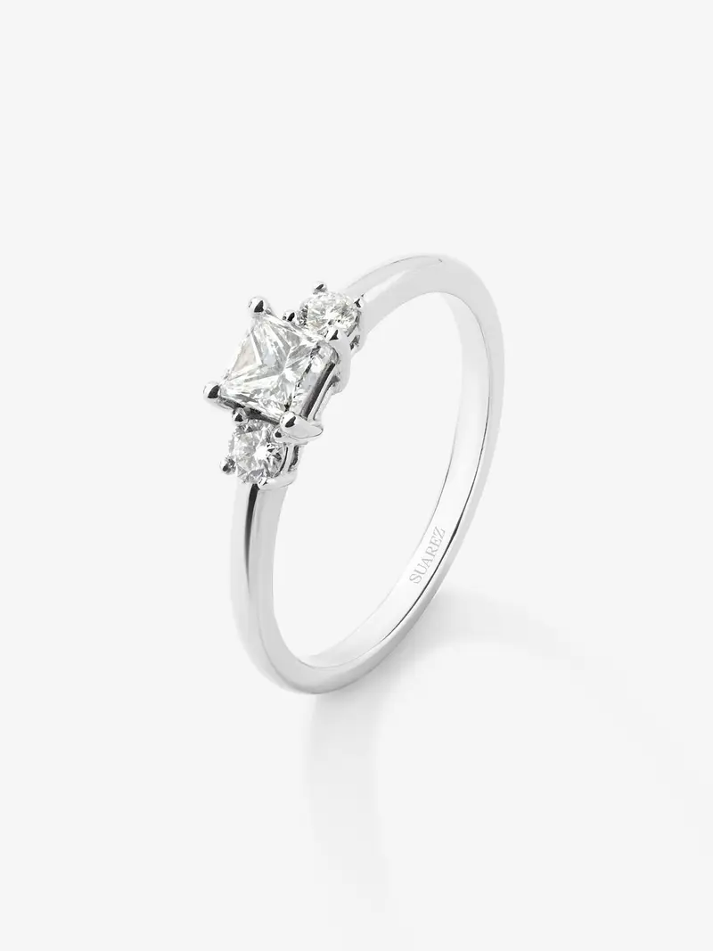 Anillo tresillo de oro blanco con diamantes en talla brillante