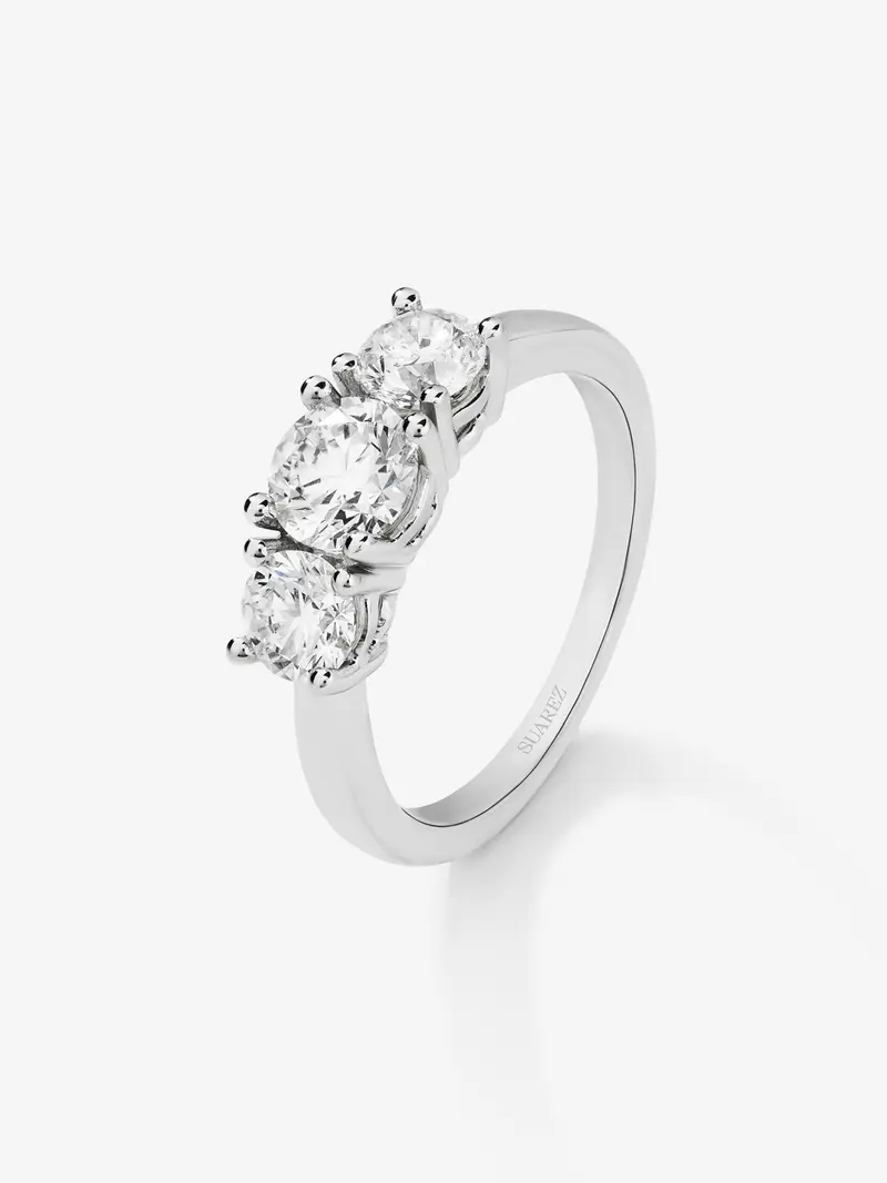 Anillo tresillo de oro blanco de 18K con 3 diamantes en talla brillante con un total de 1,5 cts