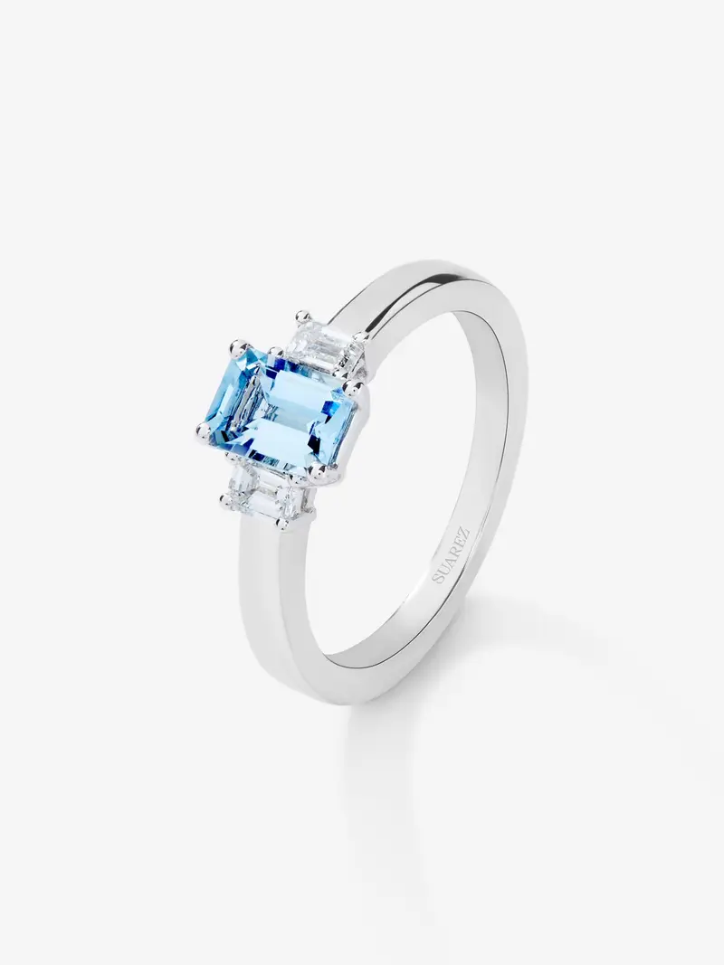 Anillo tresillo de oro blanco de 18K con aguamarina en talla octogonal de 0,8 cts y 2 diamantes en talla octogonal con un total de 0,3 cts