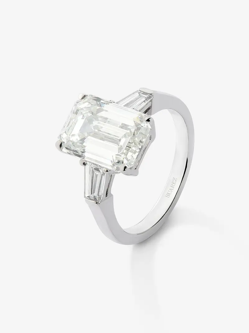 Anillo tresillo de oro blanco de 18K con diamantes en talla esmeralda de 5,03 cts y en talla trapecio de 0,6 cts