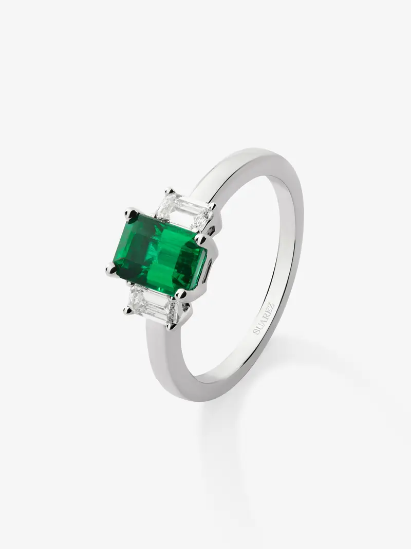 Anillo tresillo de oro blanco de 18K con esmeralda en talla octogonal de 0,52 cts y 2 diamantes en talla esmeralda con un total de 0,35 cts