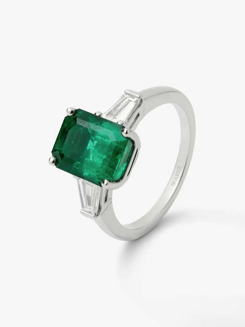 Anillo tresillo de oro blanco de 18K con esmeralda verde en talla octogonal de 3,6 cts y 2 diamantes en talla trapecio con un total de 0,68 cts