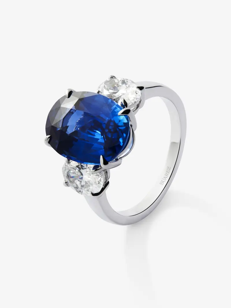 Anillo tresillo de oro blanco de 18K con zafiro azul en talla oval de 6,02 cts y 2 diamantes en talla oval con un total de 1,4 cts