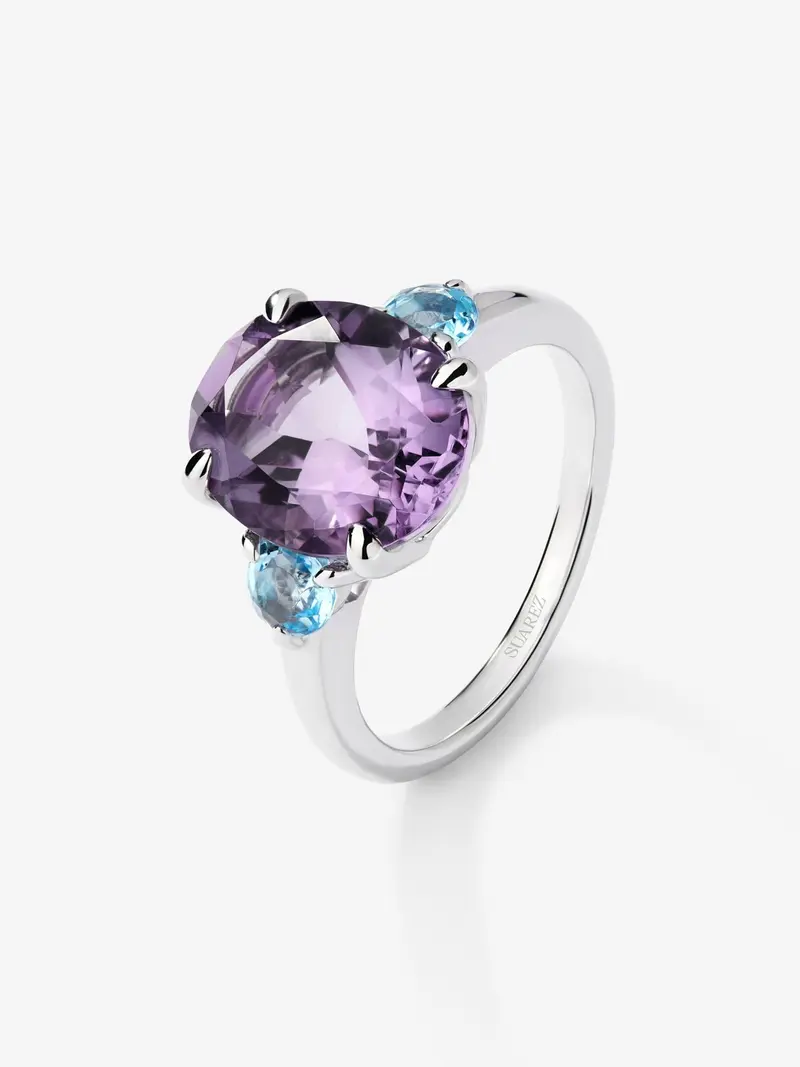 Anillo tresillo de plata 925 con amatista morada en talla oval y 2 topacios azul swiss en talla brillante