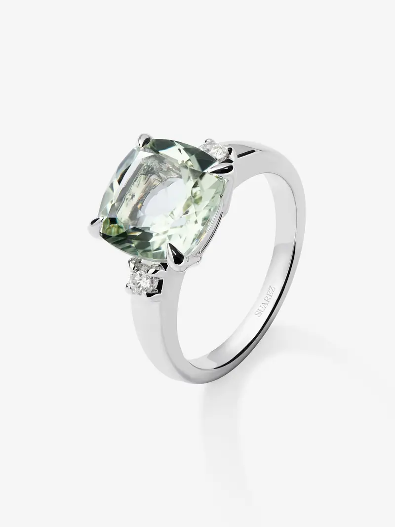 Anillo tresillo de plata 925 con amatista verde en talla cushion de 3,95 cts y 2 diamantes en talla brillante con un total de 0,12 cts