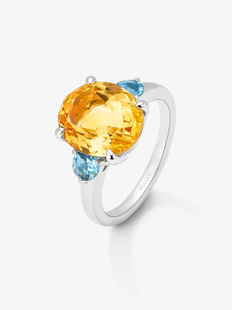 Anillo tresillo de plata 925 con cuarzo citrino en talla oval y 2 topacios azul swiss en talla brillante