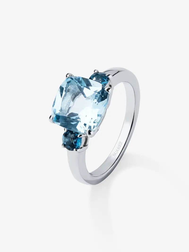 Anillo tresillo de plata con piedras topacio azul Sky central de 3,80cts y topacios azul London