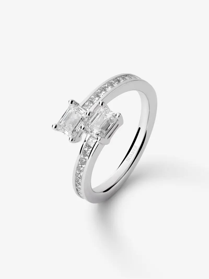 Anillo Tú y Yo de oro blanco de 18K con 2 diamantes en talla esmeralda con un total de 0,8 cts y 24 diamantes en talla princesa con un total de 0,4 cts