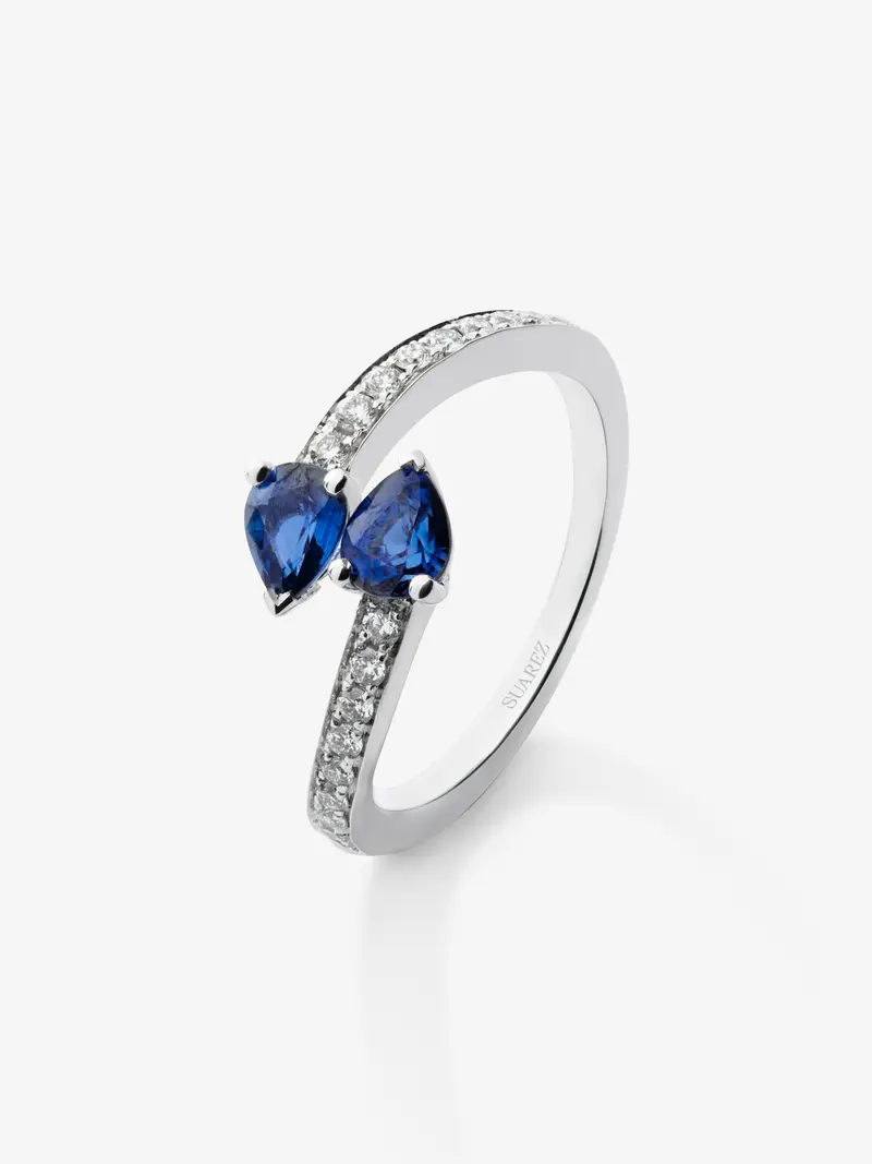 Anillo Tú y Yo de oro blanco de 18K con 2 zafiros azules en talla pera con un total de 0,89 cts y 18 diamantes en talla brillante con un total de 0,2 cts