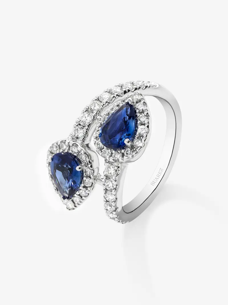 Anillo tú y yo de oro blanco de 18K con 2 zafiros azules en talla pera con un total de 1,4 cts y 44 diamantes en talla brillante con un total de 0,77 cts
