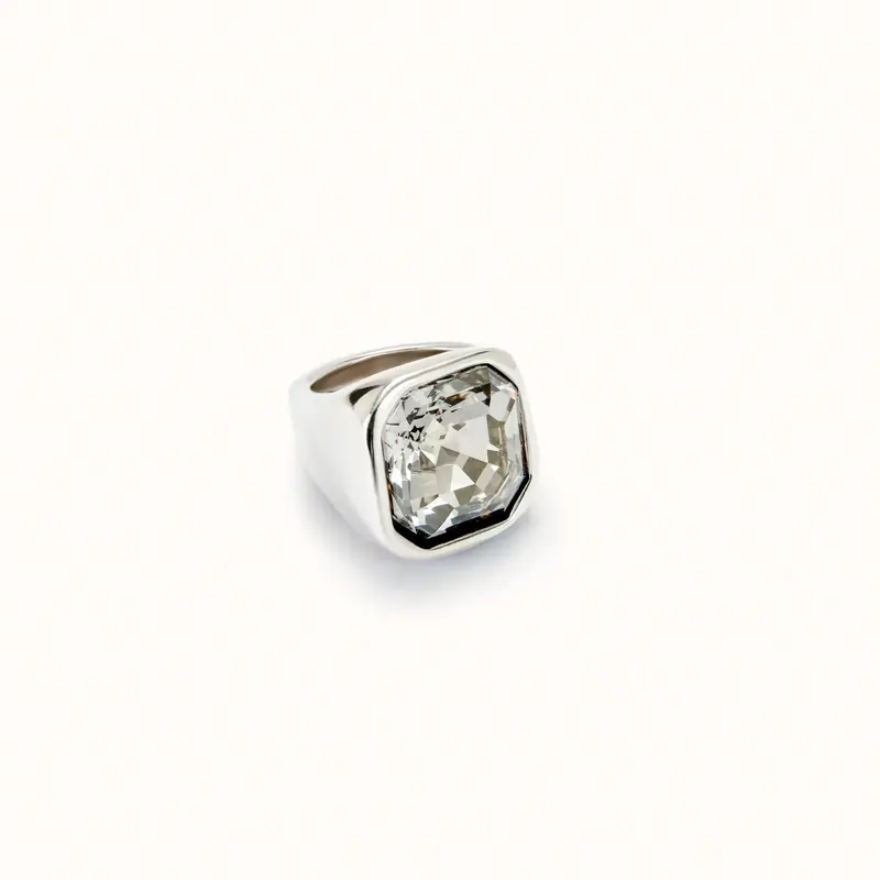 Anillo  UNODE50 bañado en plata de ley acabado en forma cuadrada y cristal blanco ANI0823BLNMTL
