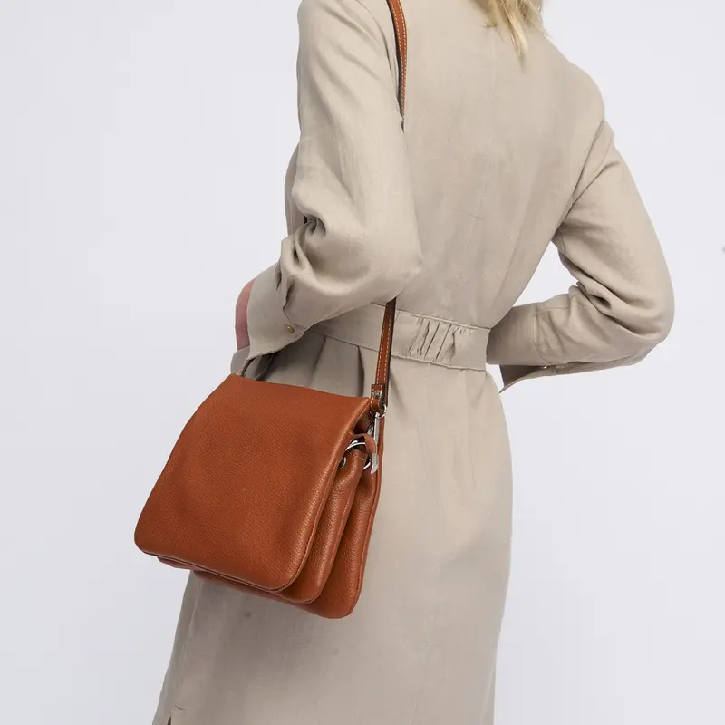 Bolso bandolera para mujer con tres compartimentos marrón Noelia
