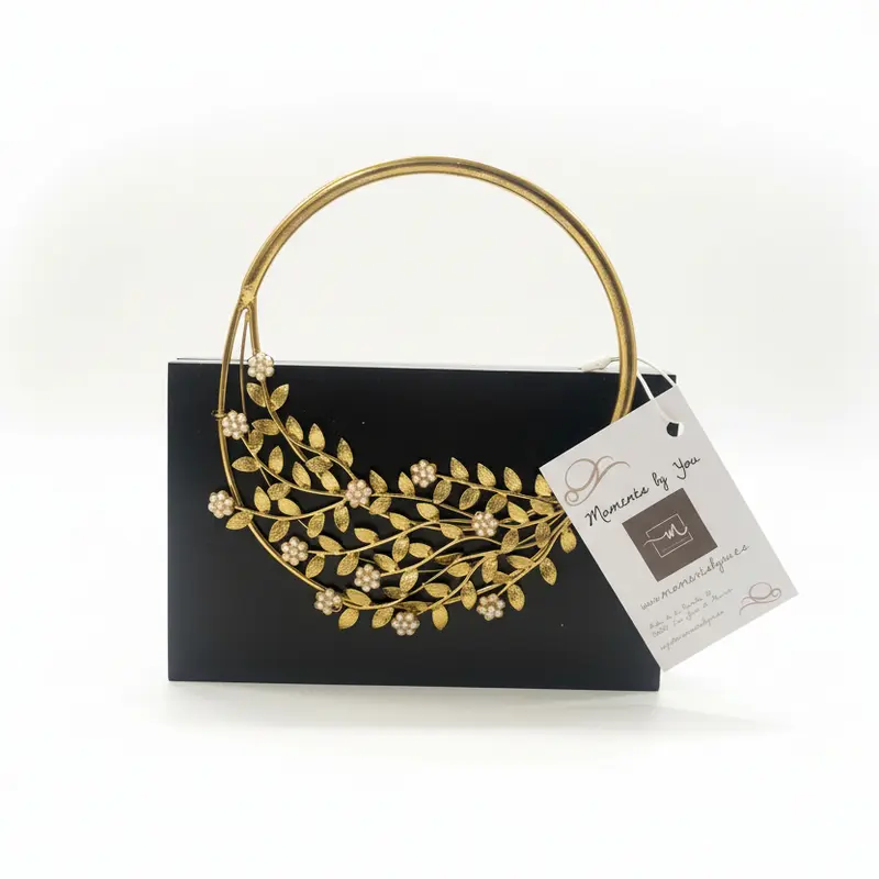 Bolso clutch de fiesta acrílico negro con diseño floral y perlas en acabado oro