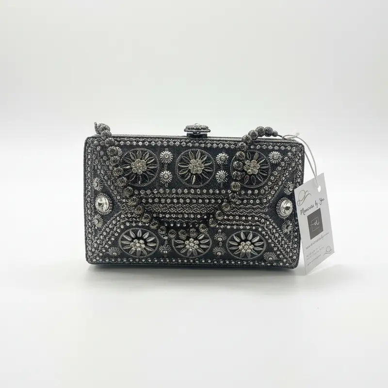 Bolso clutch de fiesta tipo joya con diseño floral de circonitas grisáceo