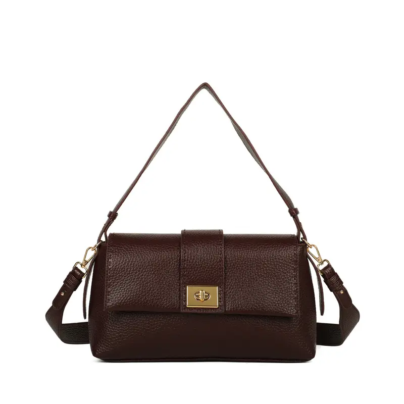 Bolso con asa y bandolera con solapa efecto piel en color burdeos oscuro - mbyou