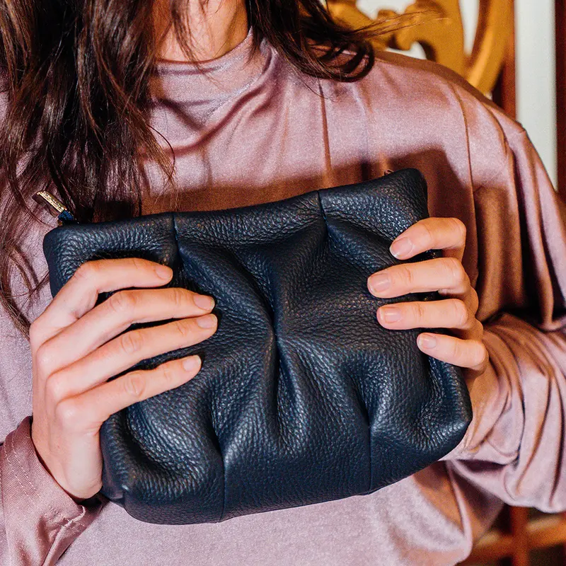Bolso de bandolera de piel arrugada azul marino Cecilia S