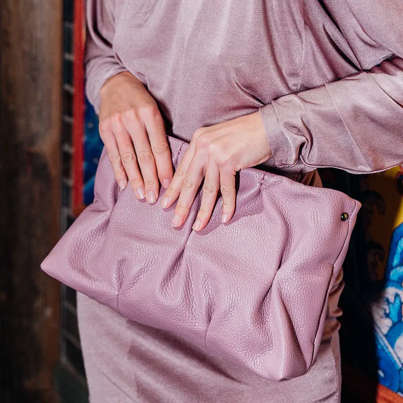 Bolso de bandolera de piel arrugada rosa Cecilia M