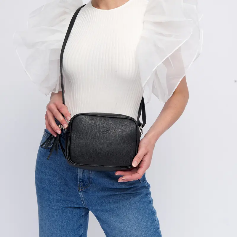 Bolso de bandolera piel con pompón Cristin Primavera Negro