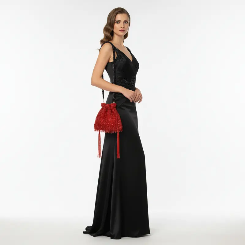Bolso de fiesta con asa tipo limosnera rojo con flecos y borlas con tachuelas