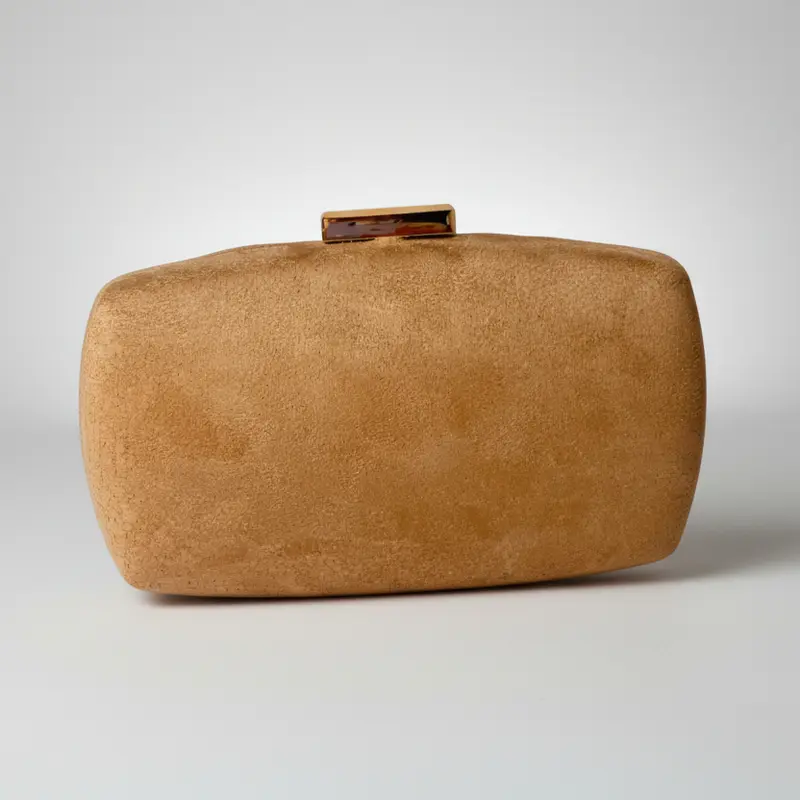 Bolso de fiesta de mano marrón con cadena y cierre dorado