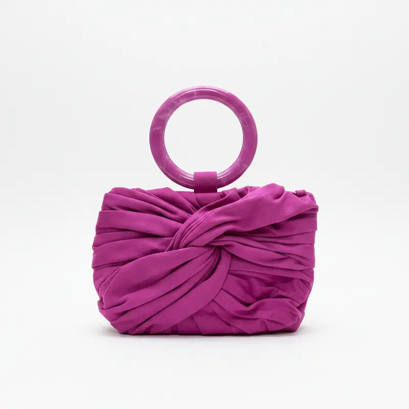 Bolso de fiesta limosnera con asas circulares y diseño fruncido