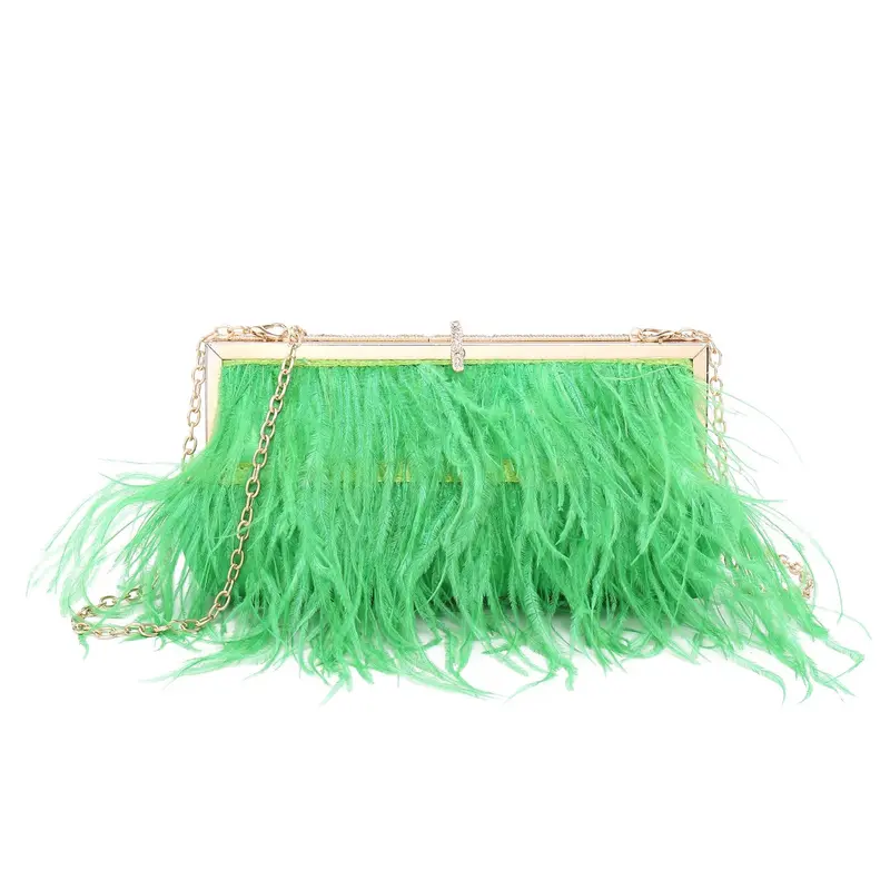 Bolso de fiesta tipo clutch con plumas verde y circonitas en el cierre