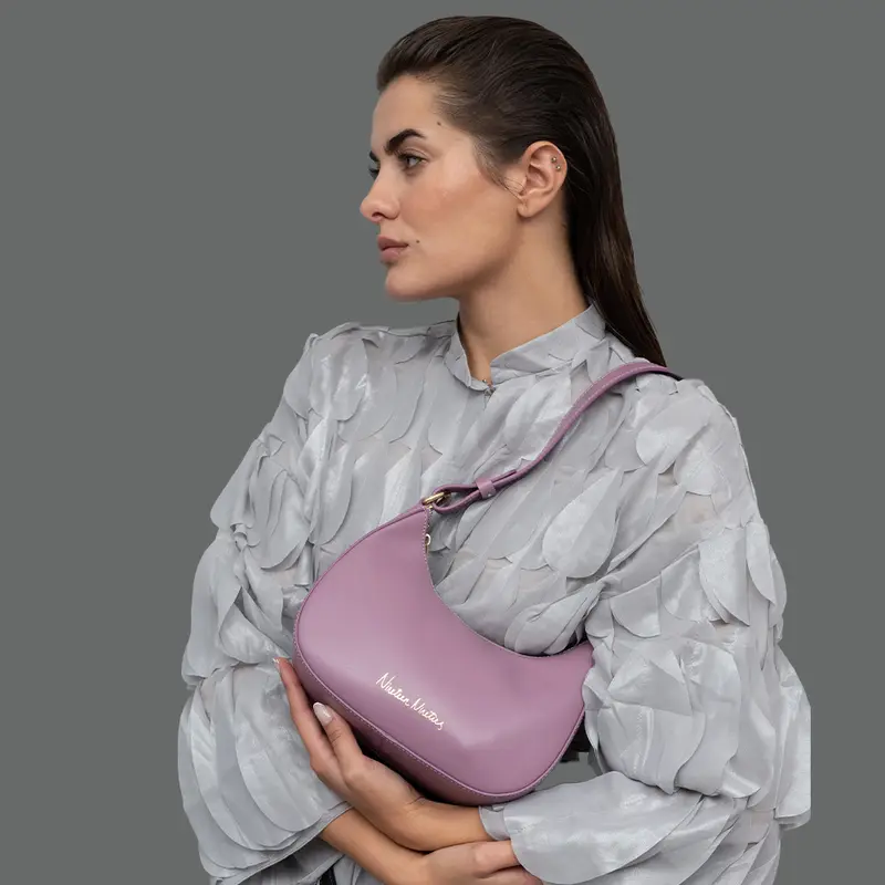 Bolso de hombro para mujer de piel saffiano con bandolera larga lila Maribel