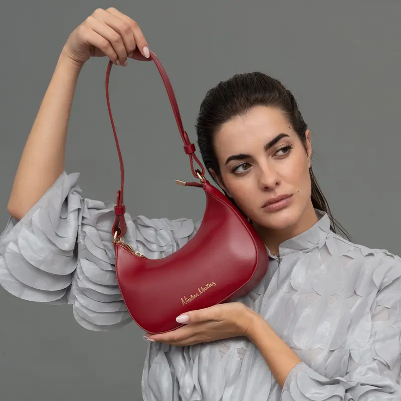 Bolso de hombro para mujer de piel saffiano con bandolera larga rojo Maribel