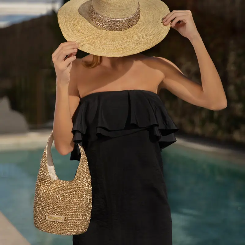 Bolso de mano tipo bucket de fibras 100% naturales en dorado brillante
