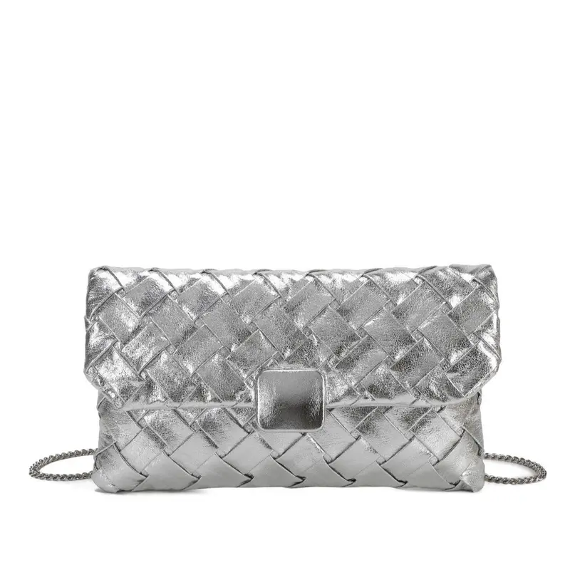 Bolso de mano tipo clutch con tejido metalizado y acabado trenzado color plateado