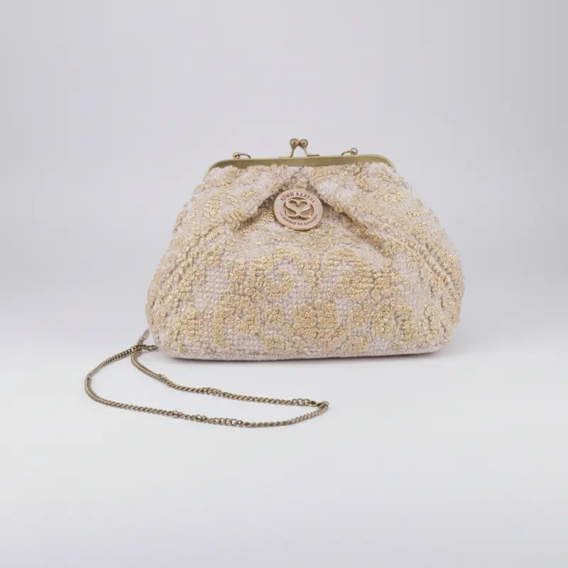 Bolso de mano tipo clutch de fibra 100% natural pequeño con un estampado abstracto en dorado