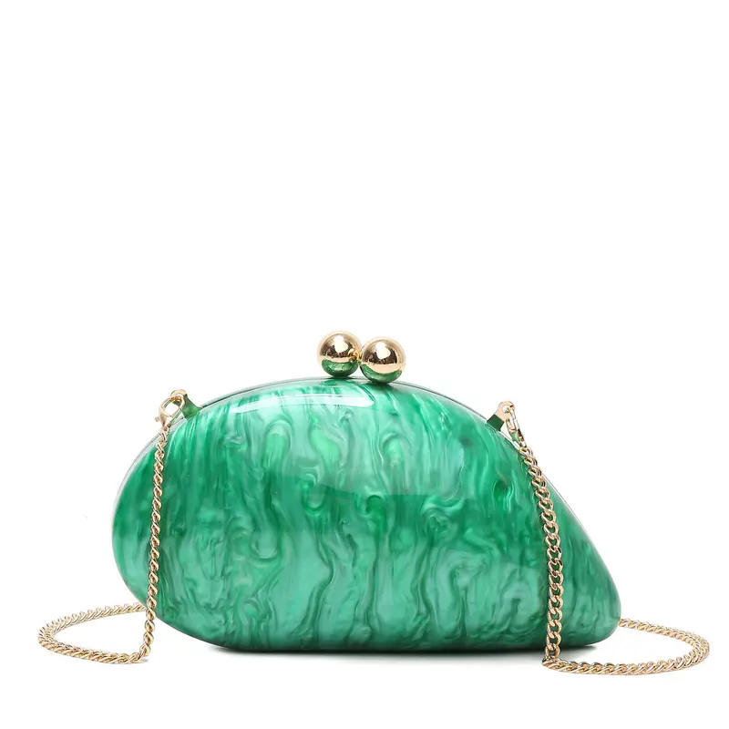 Bolso de mano tipo pochette acabado nacarado en color verde y cierre dorado