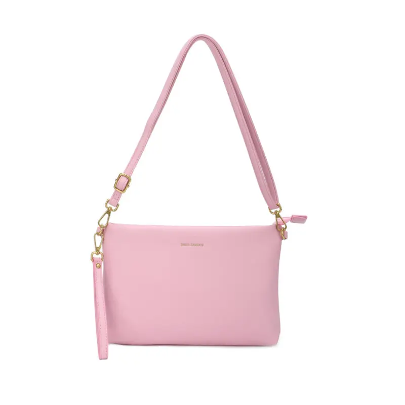 Bolso de mano y bandolera tipo sobre liso en color rosa claro
