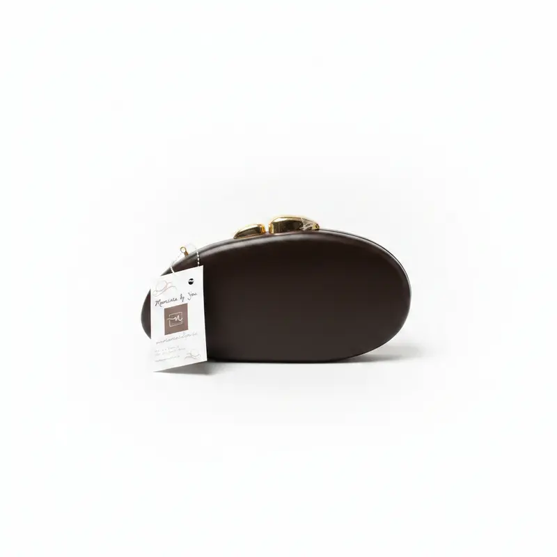 Bolso fiesta clutch con forma ovalada irregular en chocolate y detalles dorados