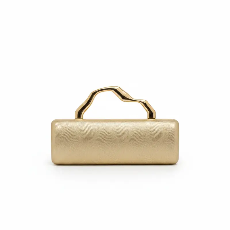 Bolso fiesta clutch rígido forma rectangular y asa irregular en acabado oro