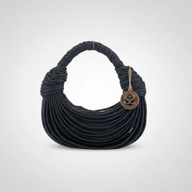 Bolso fiesta media luna de fibra 100% natural a tiras entrelazadas y acabado brillante
