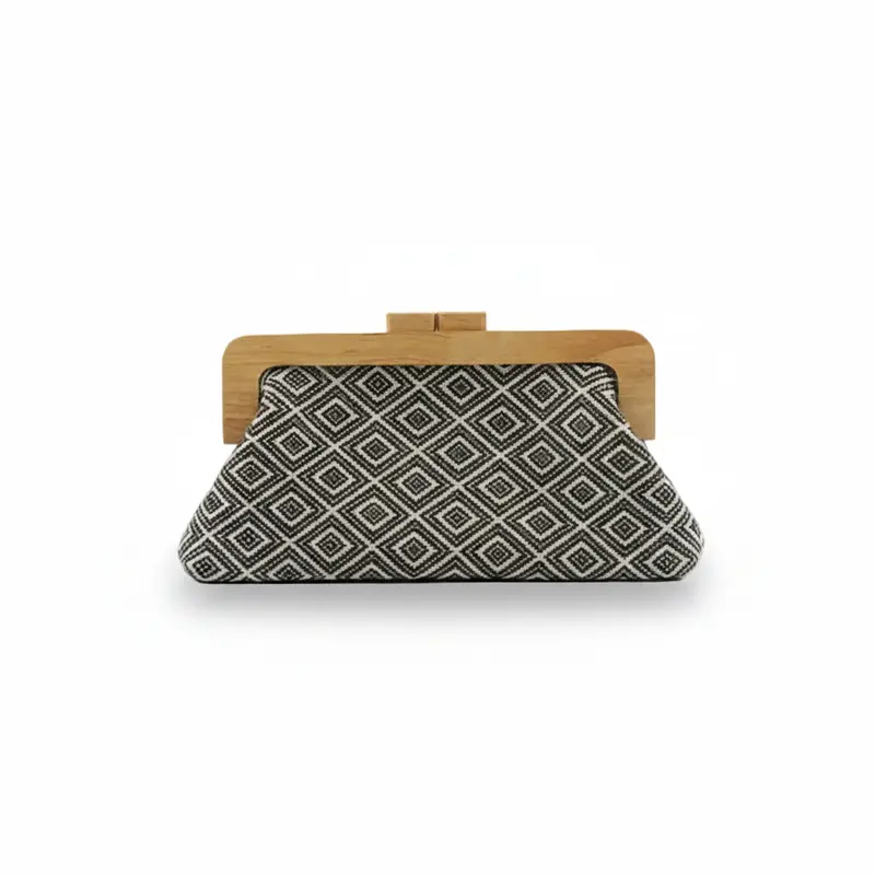 Bolso fiesta tipo clutch tejido con figuras romboides con cierre de madera