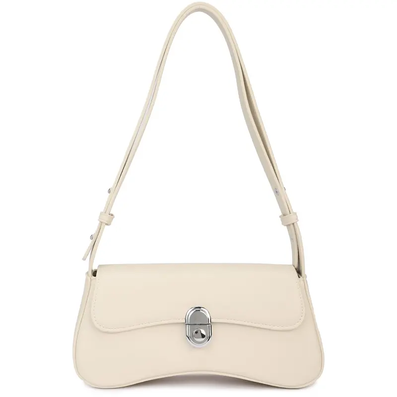Bolso media luna en beige con acabados plata y solapa.