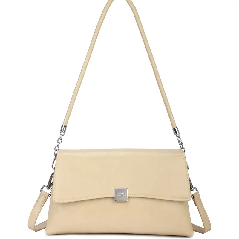 Bolso mediano con solapa y textura arrugada en beige