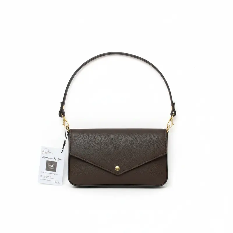 Bolso pequeño de piel 100% auténtica con solapa y detalles dorados color chocolate