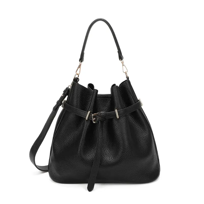Bolso shopper estilo bucket con detalle de hebilla color negro