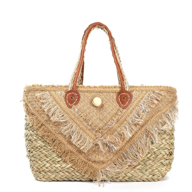 Bolso tipo capazo de rafia natural hecho a mano con detalle de flecos beige