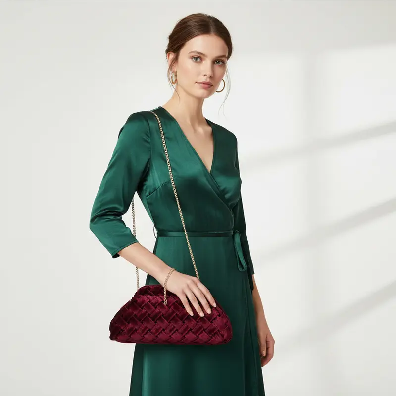 Bolso tipo clutch con textura de terciopelo trenzada en color burdeos - mbyou
