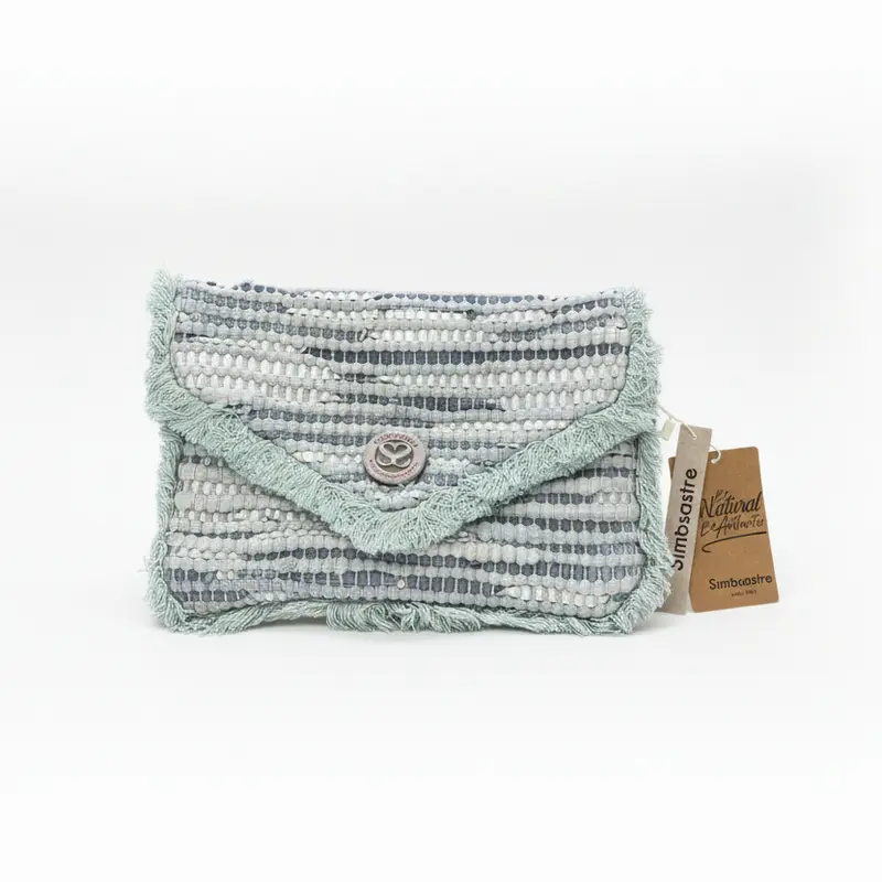 Bolso tipo sobre de fibra 100% natural combinado con cuero y con flecos