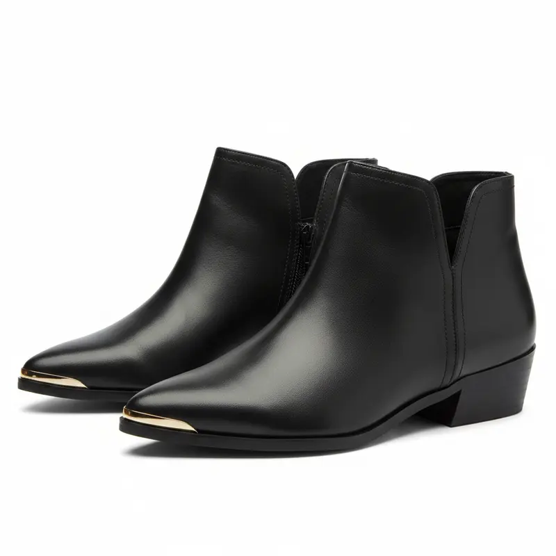 Botines de tacón bajo con acabado cuero en negro y con punta de metal plateada