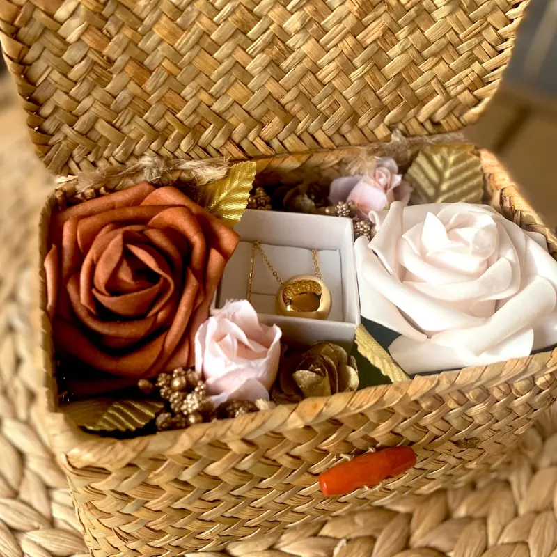 Box cofre regalo de bambú mediano con flores artificiales color caldero, dorado y rosa claro