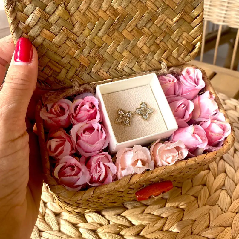 Box cofre regalo de bambú pequeño con flores artificiales rosas