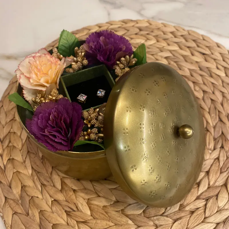 Box cofre regalo metal con flores artificiales en colores morados y salmón