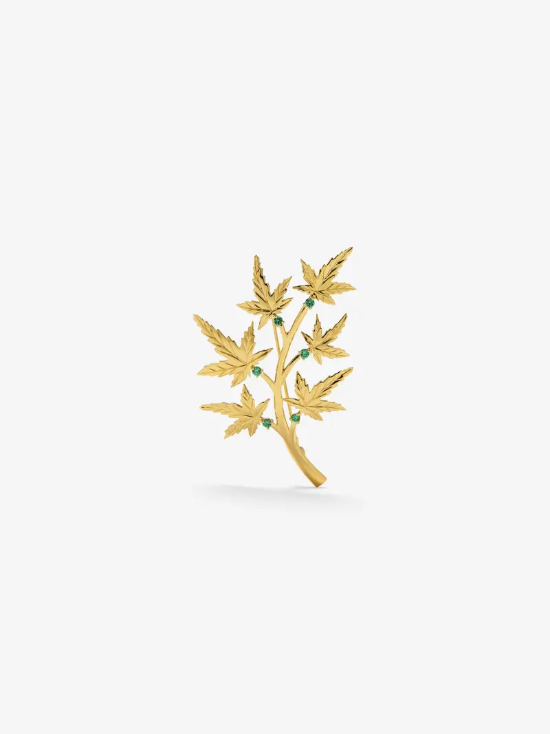 Broche de oro amarillo de 18K con 6 esmeraldas en talla brillante con un total de 0,35 cts y forma de rama de arce